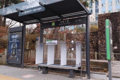 [서울신문] ‘칸막이’ 온돌·‘환기’ 이글루… 서초 버스정류소는 방역 명물